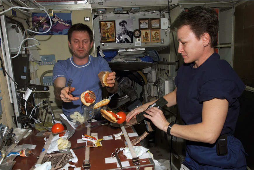 Плавающие помидор и гамбургер. Авторское право: НАСА