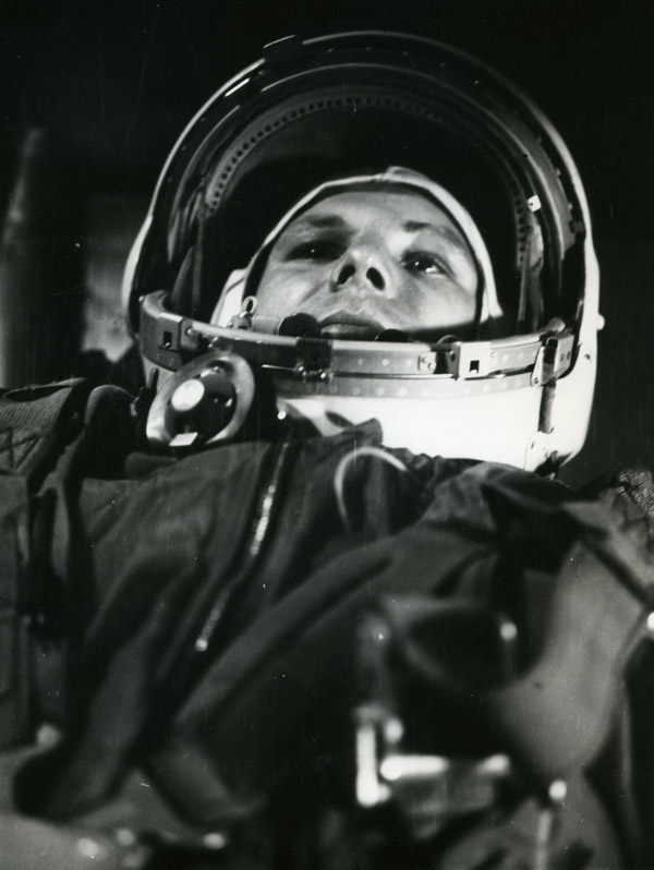Ю. А. Гагарин в космическом корабле (фото из фондов Музея космонавтики)