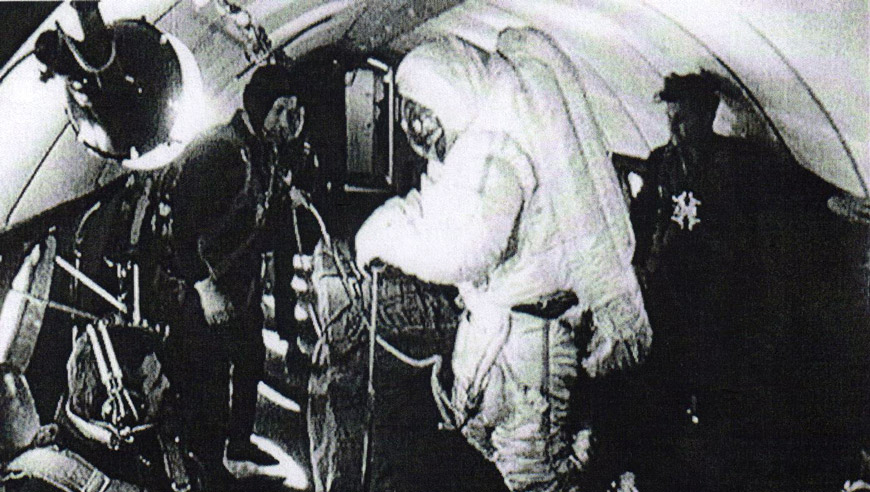 Рис. 5. Отработка действий космонавта с геологическими инструментами в условиях 0,16 g на самолете Ту-104К (1970 г.)