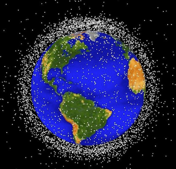 Низкая орбита Земли является областью с наибольшим сосредоточением орбитального мусора, приблизительно 95 процентов объектов, показанных здесь, являются орбитальными обломками, а не функциональными спутниками.