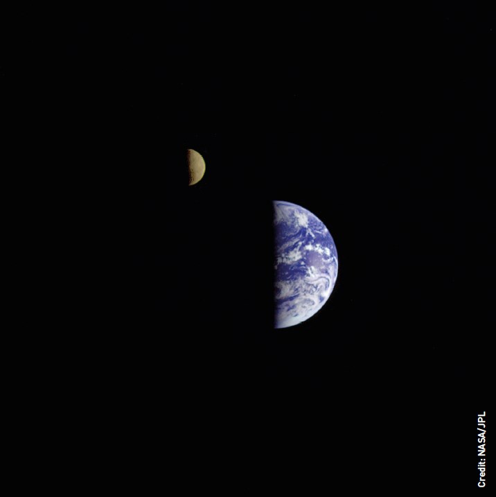 Изображение, сделанное космическим аппаратом Галилео в 1990 году, позволяет нам думать, что будущие исследователи вправе считать систему Земля-Луна домом. Авторское право: NASA/JPL