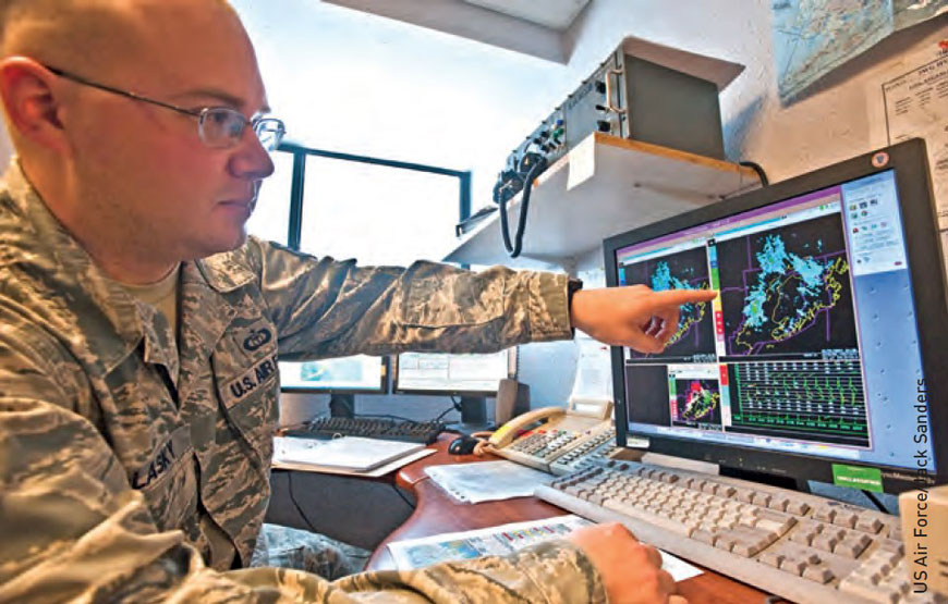 Сержант Рэймонд Поласки указывает на изменение погодных условий на радаре. Для разведки погоды используются такие приборы, как погодные датчики, спутники и радары для точного прогнозирования для восьми различных планеров. ВВС США/Джек Сандерс