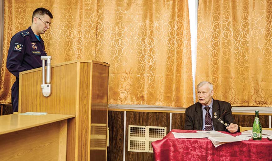 Профессор Анатолий Корабельников на защите курсовой у слушателей магистратуры