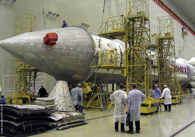 Российский Протон-М при подготовке к «выкатыванию» на стартовую площадку