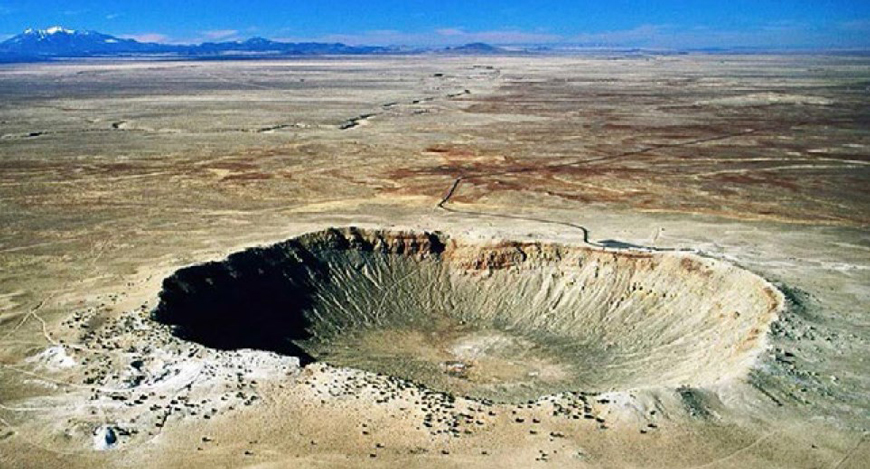 Метеоритный кратер, представляет собой наиболее сохранившееся в мире место падения метеорита на Землю в Северной Аризоне, США. Он составляет почти одну милю в поперечном сечении, 2,4 мили в окружности и более 550 футов глубиной