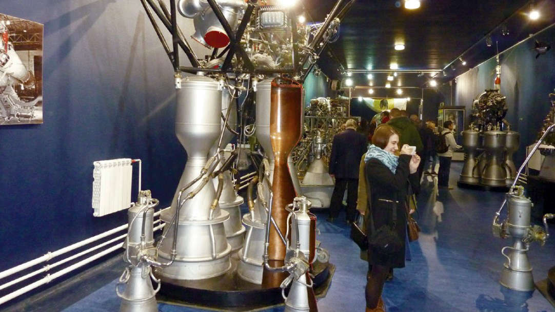 На фото: Для участников конференции провели экскурсию по Музею космонавтики и ракетной техники имени В. П. Глушко