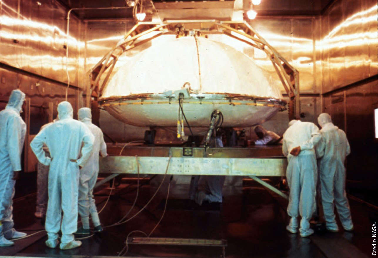 Один из посадочных модулей-близнецов Viking, помещенных в стерилизационную камеру для подготовки к полету на Марс. Планетарная защита ― это одна из сфер космических исследований, в которой найден этический консенсус