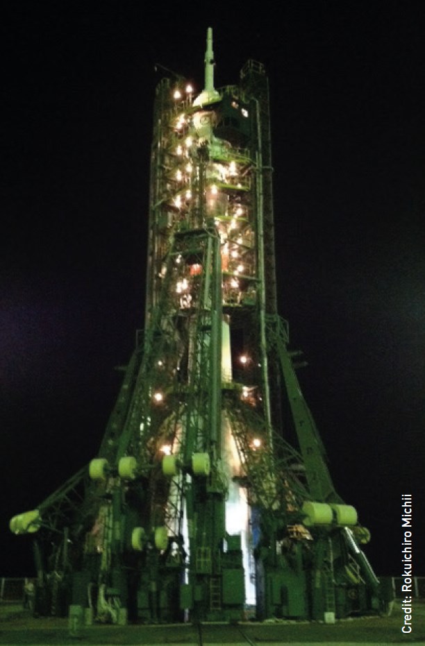 Ракета Союз ТМА-17М на старте с подсветкой в ночное время. Авторское право: Рокуихиро Михии