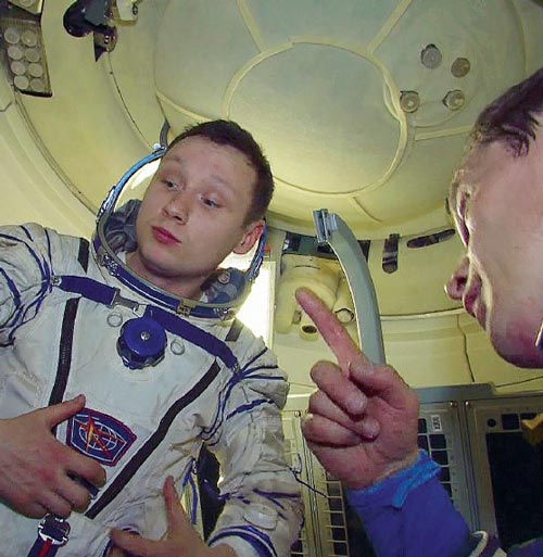 На фото: специалисты РКК «Энергия» в роли космонавтов. Идут испытания макета ПТК «Федерация»