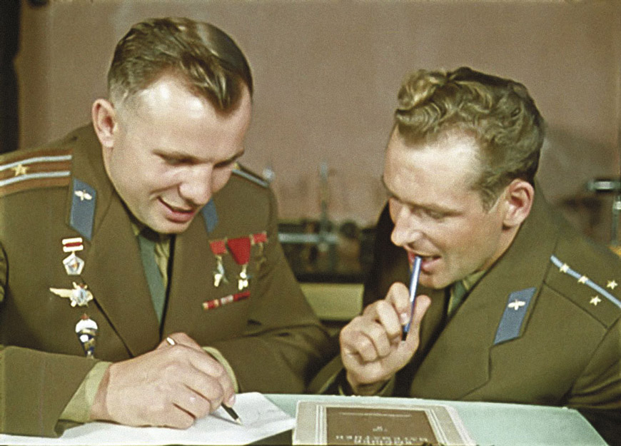 Ю. А. Гагарин и Г. С. Титов на теоретических занятиях в ЦПК. Звездный городок. 1961 г