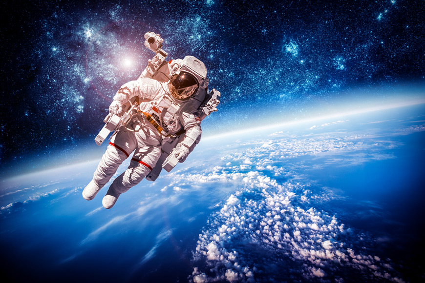 Астронавты в космическом пространстве на фоне планеты Земля. Элементы этого изображения предоставлены НАСА – Photo by cookelma