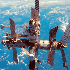 Российская станция «Мир», изображение получено с космического челнока Discovery в 1998 году. Столкновения с космическими обломками серьёзно повлияли на работу станции «Мир» в его последние дни. Автор: NASA