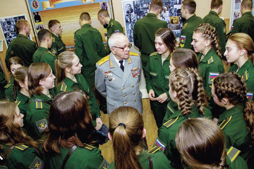В окружении девушек-курсантов – генерал-майор Анатолий Благозеров, кандидат военных наук, профессор