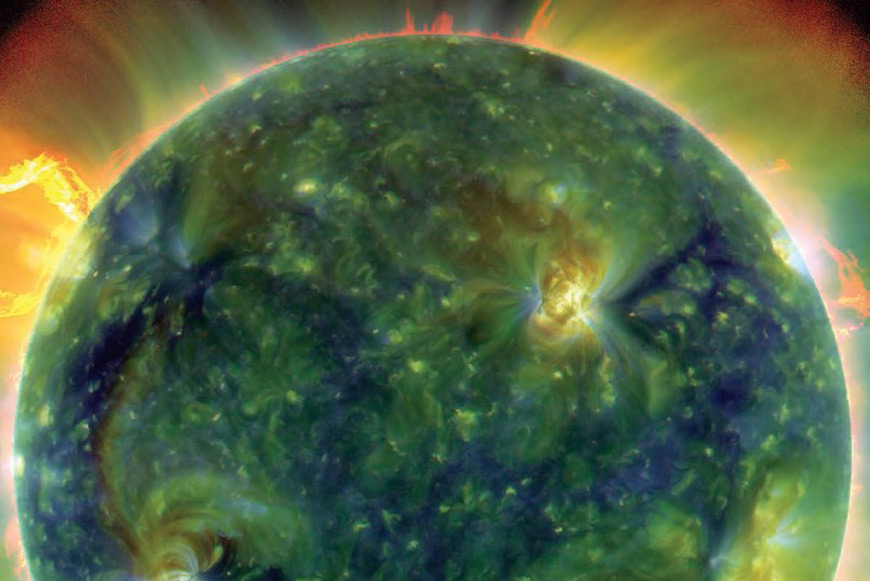 Составное изображение Солнца, наблюдаемое в кратной длине волны в системой метеорологической съемки в Обсерватории солнечной динамики НАСА. Вверху слева мы видим большой протуберанец, основной источник формирования космической погоды вокруг Земли. (Изображение предоставлено НАСА)