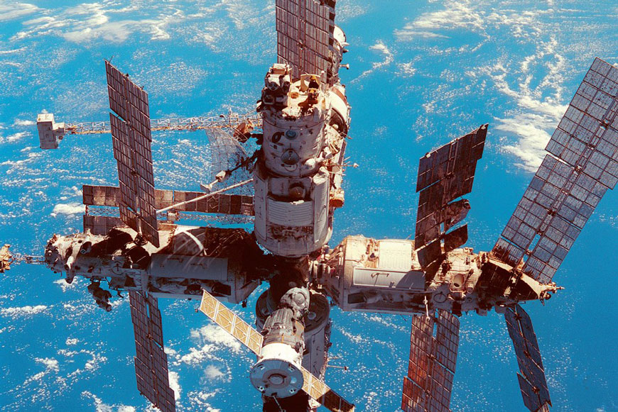 Российская станция «Мир», изображение получено с космического челнока Discovery в 1998 году. Столкновения с космическими обломками серьёзно повлияли на работу станции «Мир» в его последние дни. Автор: NASA