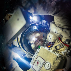 Космонавт Александр Мисуркин работает в открытом космосе в российском скафандре «Орлан МК»