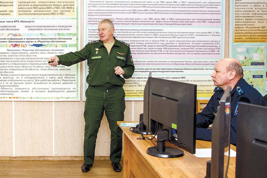Виталий Анатольевич Герасимов читает слушателям лекцию «Военные опасности Российской Федерации»