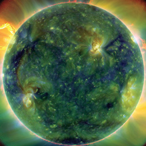 Составное изображение Солнца, наблюдаемое в кратной длине волны в системой метеорологической съемки в Обсерватории солнечной динамики НАСА. Вверху слева мы видим большой протуберанец, основной источник формирования космической погоды вокруг Земли. (Изображение предоставлено НАСА)