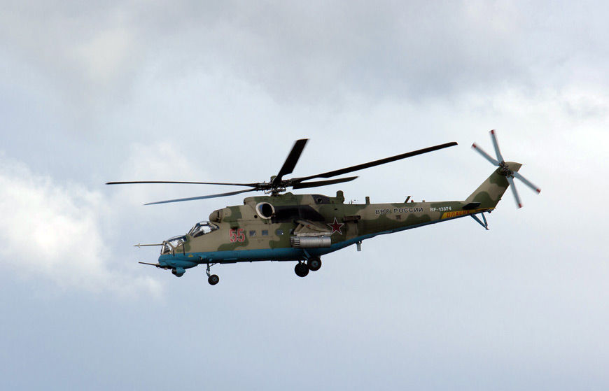 В небе вертолет МИ-35М. Используется для уничтожения танков и бронированной техники; обеспечивает помощь пехотным и десантным войскам
