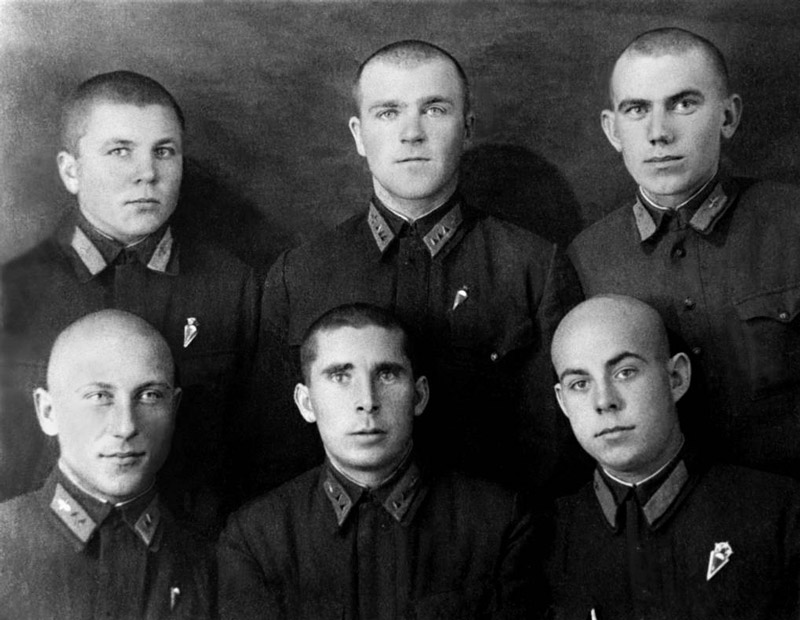Георгий Береговой (справа в первом ряду) среди курсантов-отличников Луганской школы военных летчиков, 1940 год
