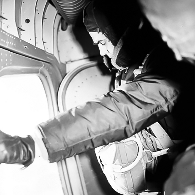 Парашютная подготовка космонавтов, Береговой готовится к прыжку с парашютом