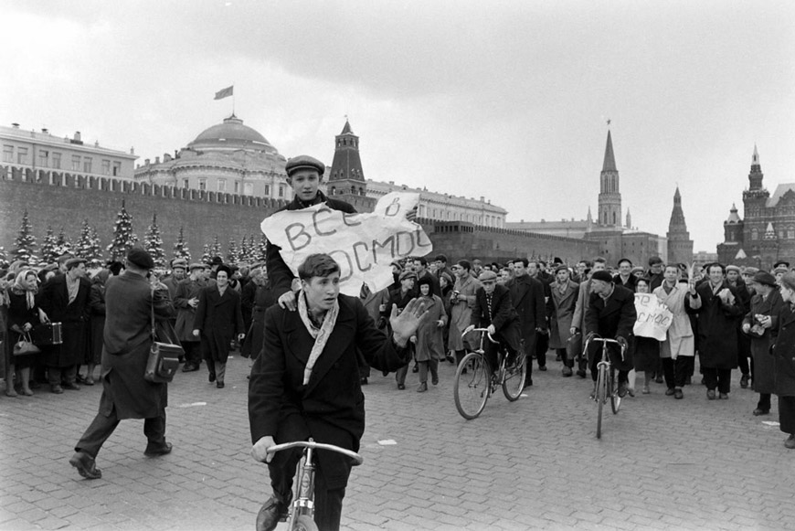 «Все в космос!» − лозунг-призыв на стихийном митинге, состоявшемся после полета Ю. А. Гагарина (Москва, Красная площадь, 12 апреля 1961 года)