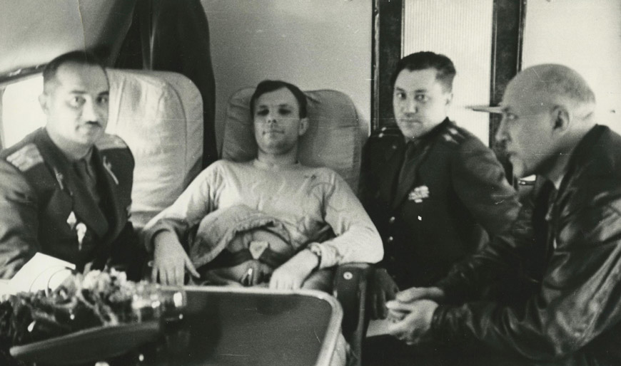 Космонавт Ю. А. Гагарин. Первые минуты после возвращения из космоса (фото из фондов Музея космонавтики)