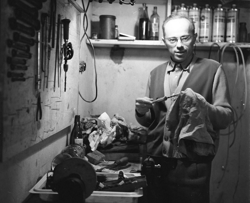 Станислав Лем в своей квартире в Кракове. Фото: Петр Баронч, 1960 г.