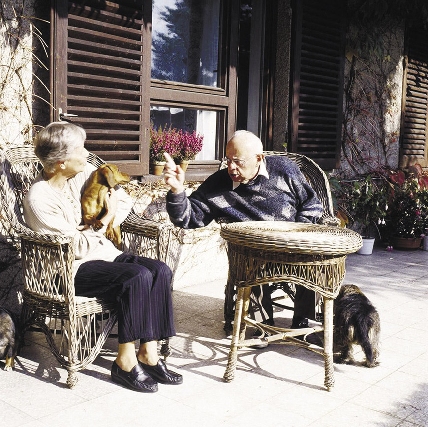 Станислав Лем с женой Барбарой перед своим домом в Кракове. Фото: Витольд Горка, 1999 г.