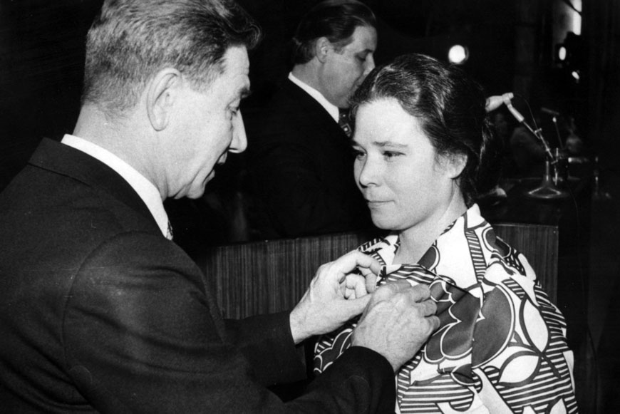 Павел Пландин и Нина Кожакова, победительница соцсоревнований пятилетки. 8 марта 1976 год