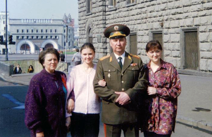 9 мая 1994 год. Перед Парадом с супругой и дочерьми