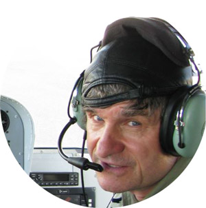 Заслуженный летчик-испытатель России Торохов М.В. в кабине AU-30