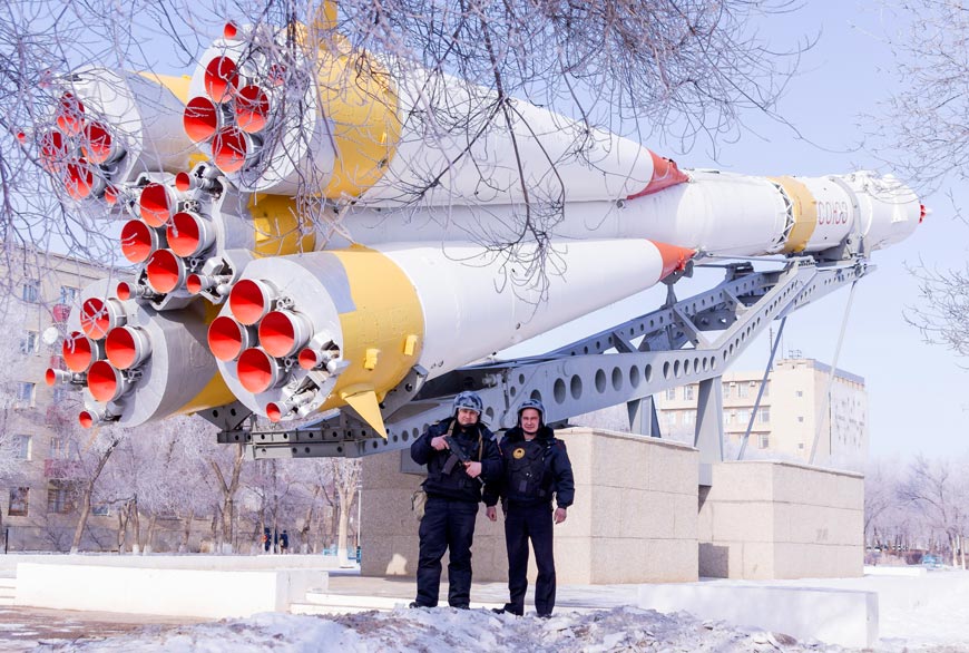 У памятника ракете-носителю «Союз»