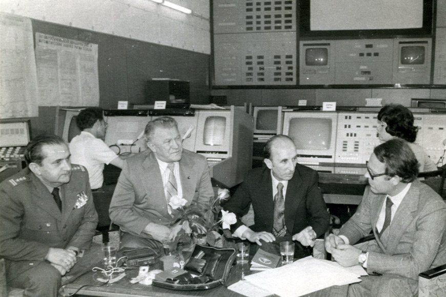 С. Бараньски (Польша), Н.Н. Гуровский и О.Г. Газенко беседуют с журналистом в помещении ЦУМОКО ИМБП, 1980-е.