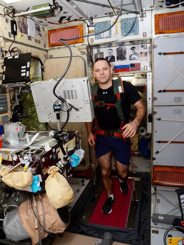 Рис. 1. Иван Вагнер выполняет тренировку на дорожке БД-2 во время экспедиции на МКС