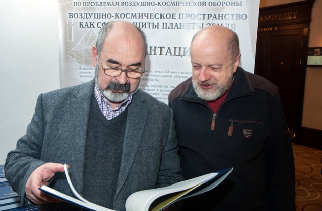 Участники конференции ВЭС ВКО с интересом знакомились с книгой «Третья сфера вооружённой борьбы: зарождение и становление»