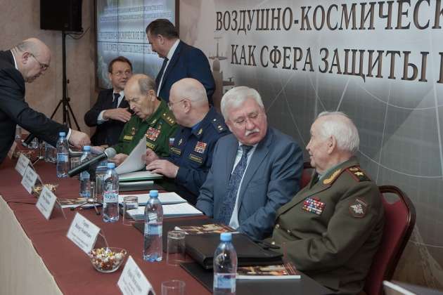 За несколько минут до начала конференции ВЭС ВКО «Воздушно-космическое пространство как сфера защиты планеты Земля». На фото слева направо – председатель Объединённого совета Союза ветеранов Войск ПВО Анатолий Хюпенен; первый заместитель Главнокомандующего Воздушно-космическими силами РФ, член президиума ВЭС ВКО, генерал-лейтенант Павел Кураченко; Председатель Президиума ВЭС ВКО, доктор технических наук Игорь Ашурбейли