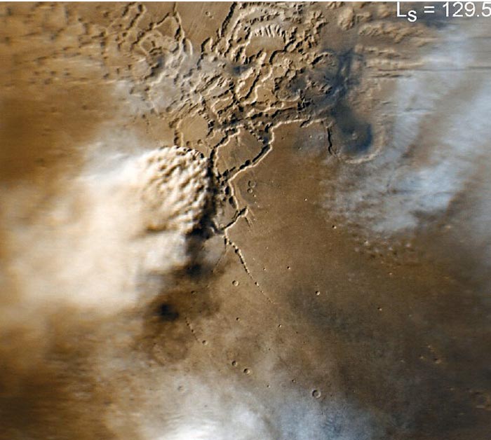 Марс в пылевую бурю, когда вся планета покрыта дымкой так, что и поверхности не видно