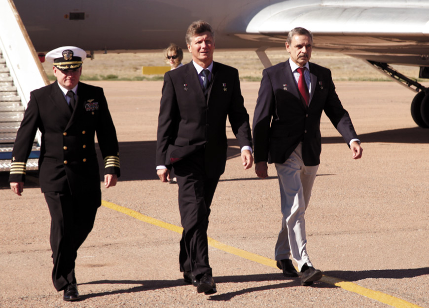 Слева направо: астронавт Скотт Келли, космонавты Геннадий Падалка и Михаил Корниенко. Прибытие на Байконур