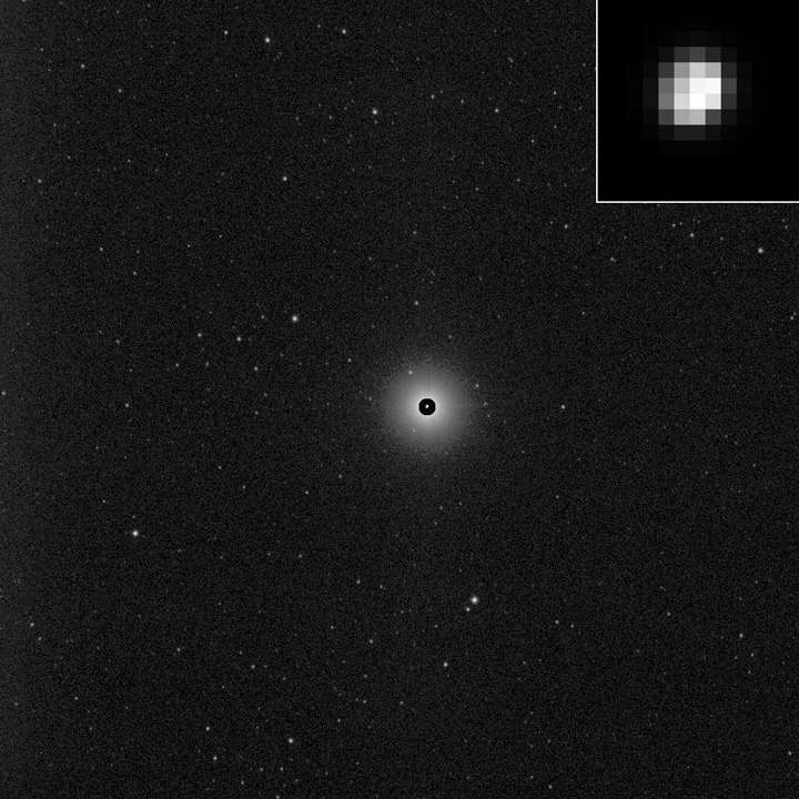 Первый снимок Цереры, сделанный Dawn, лишь ненамного больше, чем этот вид Весты, полученный 3 мая 2011, во время сближения с Вестой. На вставке, извлеченной из основного изображения, просматривается неровная поверхность Весты. Переэкспонированное изображение Весты можно увидеть на фоне звезд. Авторство: NASA/JPL-Caltech/UCLA/MPS/DLR/IDA