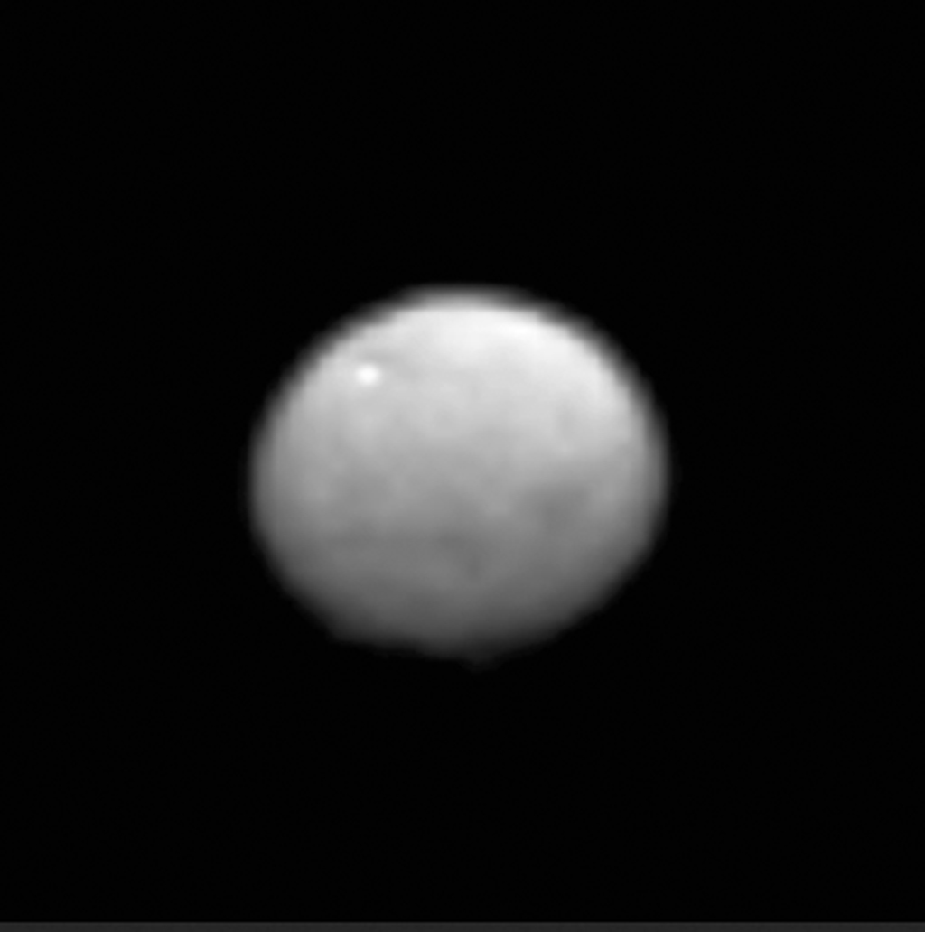 13 января 2015 года космический аппарат Dawn в течение часа вел наблюдение за Церерой с расстояния 238,000 миль (383,000 километров). Авторство: NASA/JPL-Caltech/UCLA/MPS/DLR/IDA/PSI