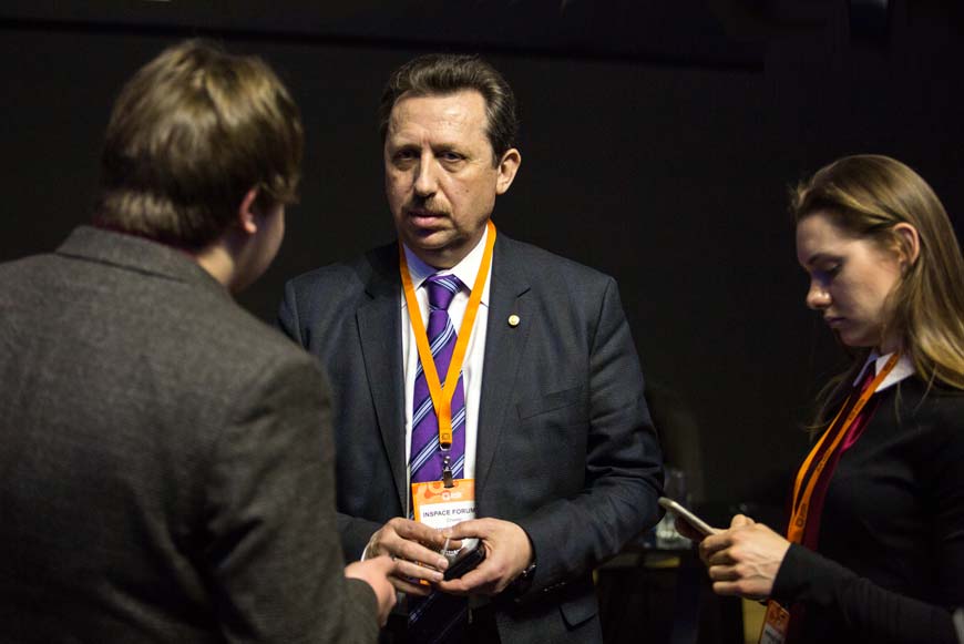 Валерий Аксаментов, директор космических программ Boeing (дает интервью корреспонденту "ВКС")
