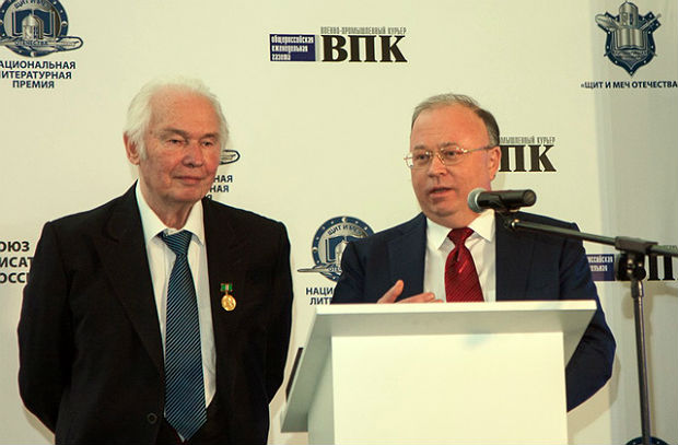 Председатель Союза писателей России Валерий Ганичев и телевизионный журналист Андрей Караулов