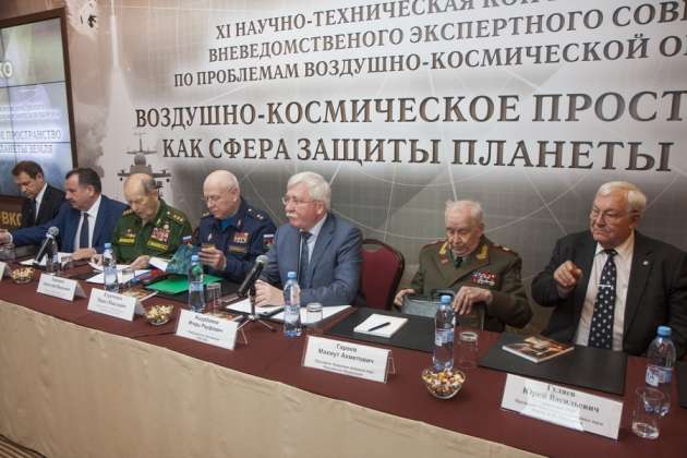 На фото слева направо – член Комитета Гомударственной Думы по обороне, депутат Александр Тарнаев; начальник ЦНИИ войск ВКО Минобороны РФ, доктор технических наук, профессор, генерал-майор Сергей Ягольников; председатель Объединённого совета Союза ветеранов Войск ПВО Анатолий Хюпенен; первый заместитель Главнокомандующего Воздушно-космическими силами РФ, член президиума ВЭС ВКО, генерал-лейтенант Павел Кураченко; Председатель Президиума ВЭС ВКО, доктор технических наук Игорь Ашурбейли; президент Академии военных наук РФ, советский и российский военный деятель, военачальник, генерал армии в отставке, доктор военных и исторических наук, профессор, военный теоретик Махмут Гареев; физик, директор ИРЭ РАН и ИНМЭ РАН, академик и член Президиума РАН, профессор Юрий Гуляев