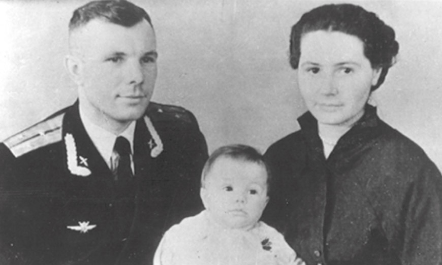 Ю. А. Гагарин с женой Валентиной и дочерью Леной (фото из фондов Музея космонавтики)