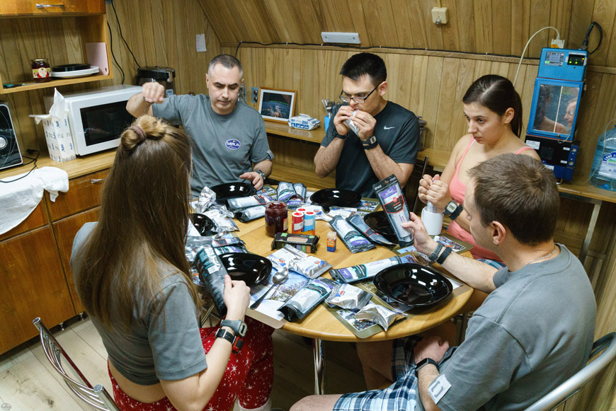 Экипаж 120-суточного изоляционного проекта SIRIUS-19 за обедом. 2019 г. (фото ИМБП)