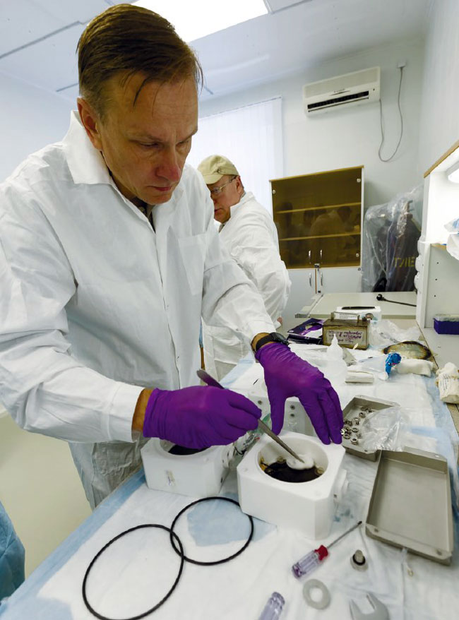 Сотрудники лаборатории «Микробная экология» готовят космическое испытание для бактерий