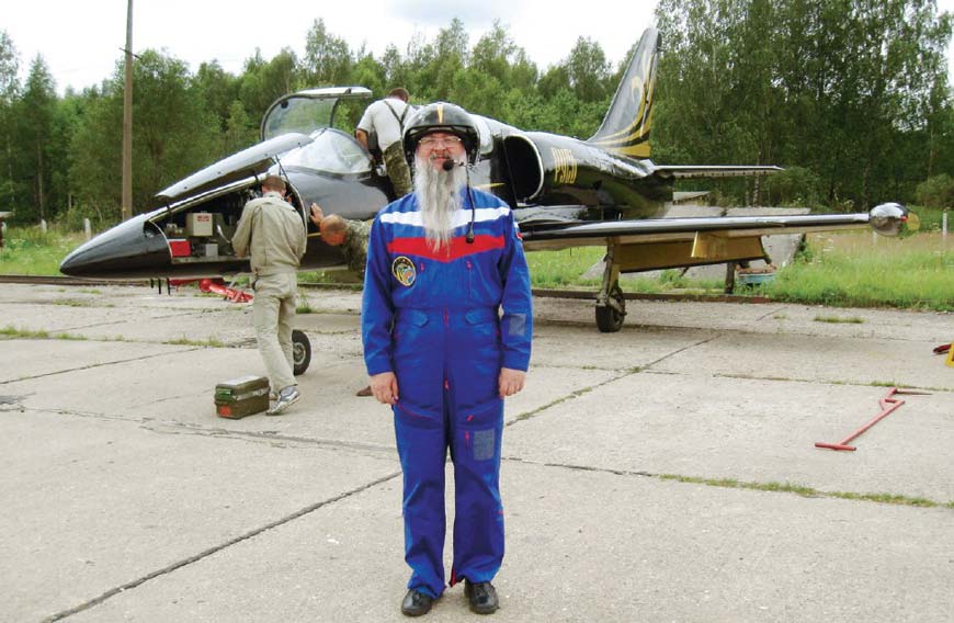 Отец Иов на фоне самолета Л-39, в котором летал на высший пилотаж