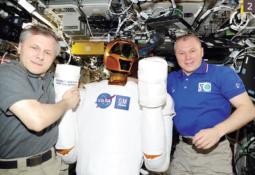 Космонавты Андрей Борисенко и Олег Новицкий с орбитальным роботом 