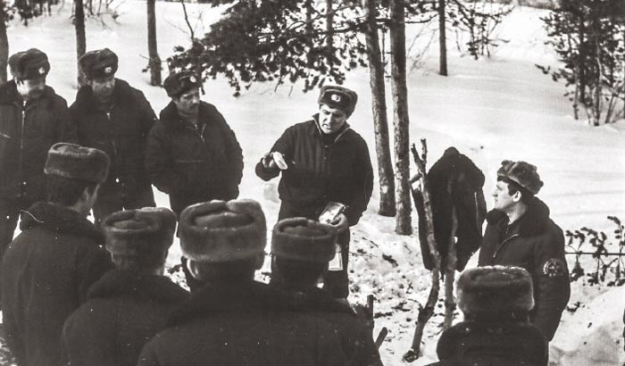 Тренаж по выживанию в условиях Заполярья, Килпы, в левом верхнем углу подполковник Водостой, который не дал команду А. Полозкову на уничтожение А. Соммерса